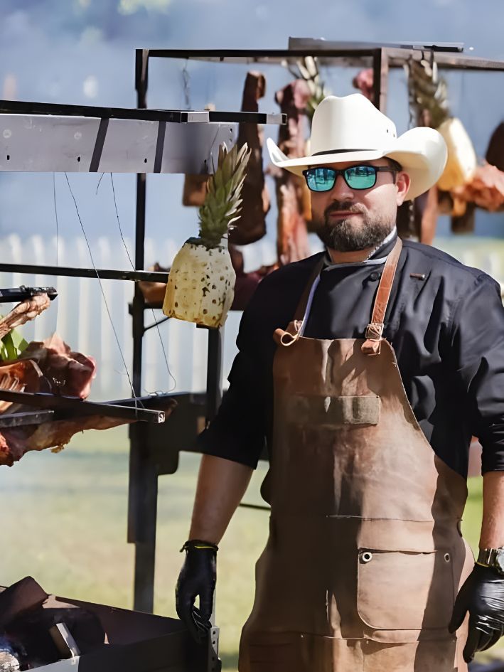 Chef Gustavo Dwb cuidando da estação de defumação